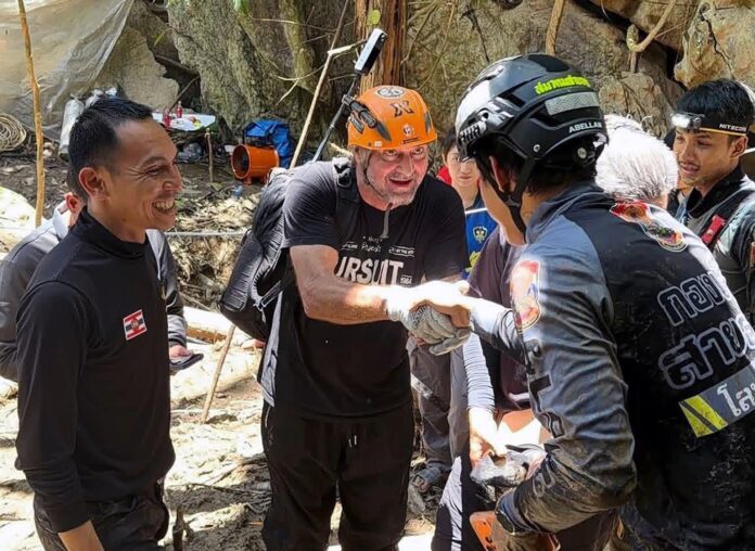 Longchaeng (Laos), 26/05/2026.- Una fotografía facilitada por Metta Tham Kalasin Rescue muestra al buzo experto finlandés Mikko Paasi (C) siendo recibido por rescatistas tailandeses a su llegada para unirse a una misión de rescate de siete laosianos atrapados en una cueva inundada en la provincia de Xaysomboun, Laos, el 25 de mayo de 2026 (publicada el 26 de mayo de 2026).
EFE/EPA/KENGKART BANGKAWONG / HANDOUT HANDOUT EDITORIAL USE ONLY/NO SALES
