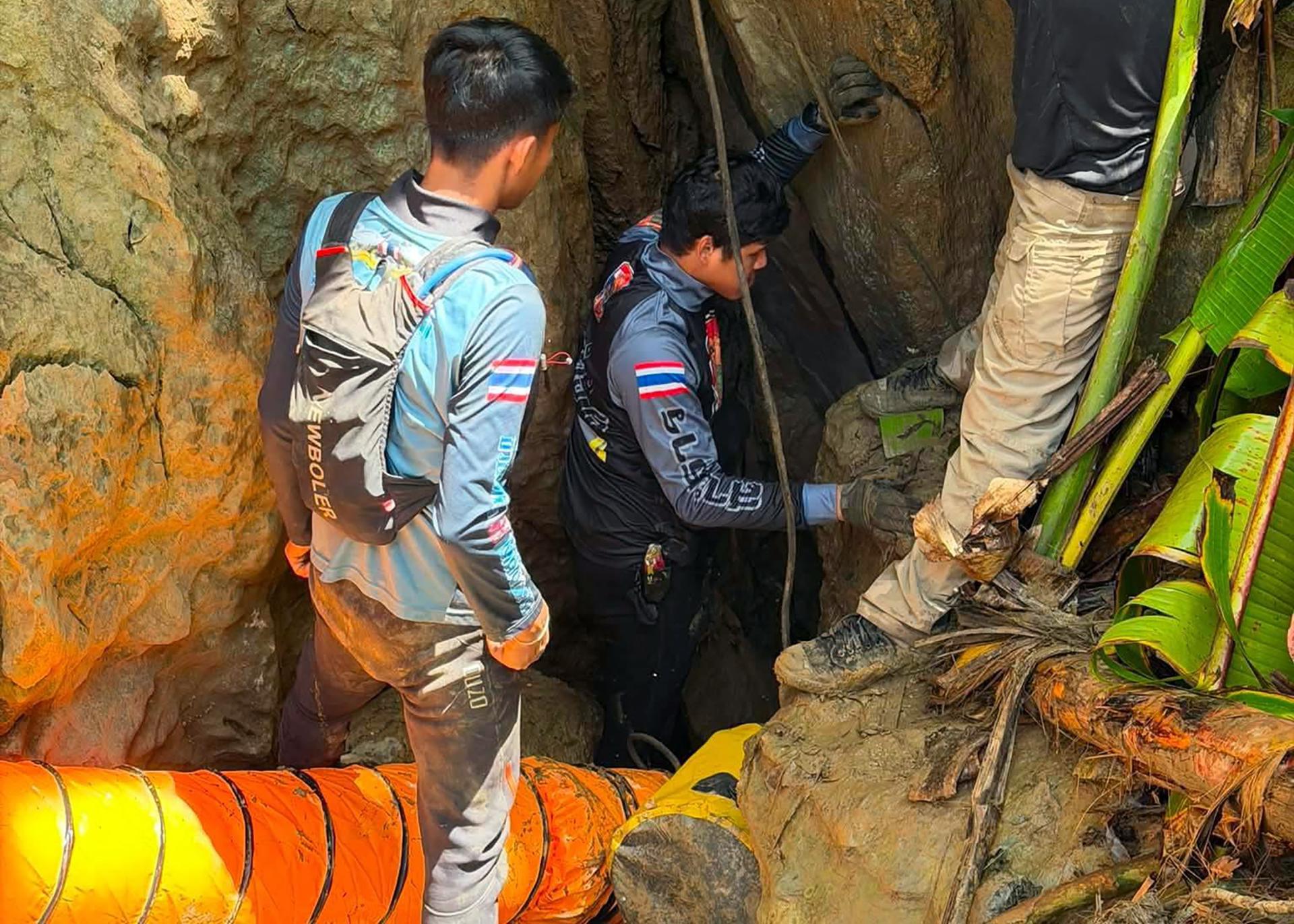 Longchaeng (Laos), 26/05/2026.- Una fotografía facilitada por Metta Tham Kalasin Rescue muestra a rescatistas tailandeses entrando en una cueva para rescatar a siete laosianos atrapados en una cueva inundada en la provincia de Xaysomboun, Laos, el 25 de mayo de 2026 (publicada el 26 de mayo de 2026).
EFE/EPA/METTA THAM KALASIN RESCUE / HANDOUT HANDOUT EDITORIAL USE ONLY/NO SALES