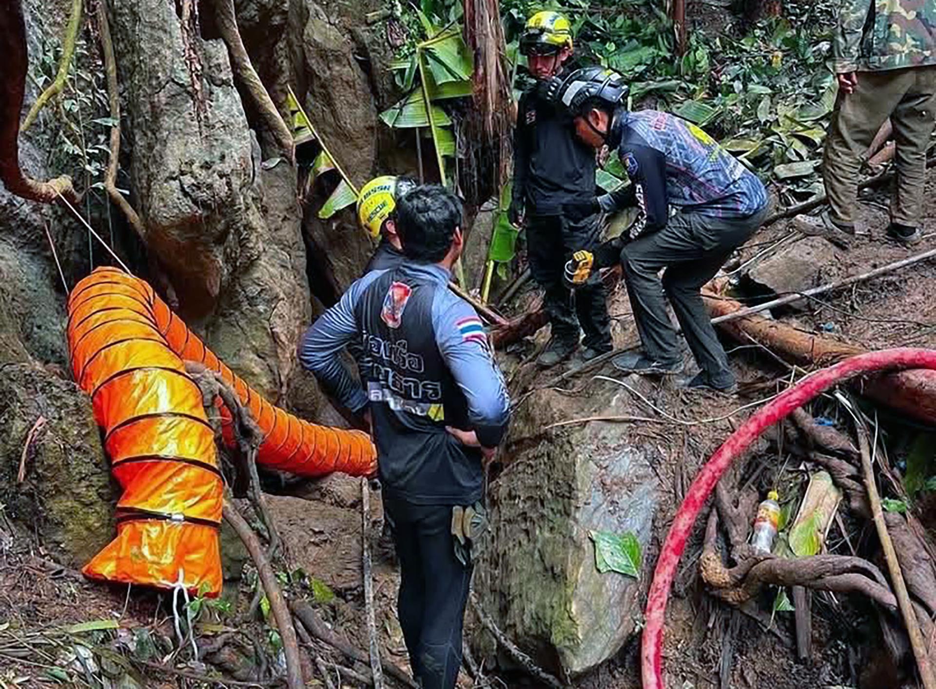 Longchaeng (Laos), 26/05/2026.-U na fotografía facilitada por Metta Tham Kalasin Rescue muestra a rescatistas tailandeses en una misión para liberar a siete laosianos atrapados en una cueva inundada en la provincia de Xaysomboun, Laos, el 25 de mayo de 2026 (publicada el 26 de mayo de 2026).
EFE/EPA/METTA THAM KALASIN RESCUE / HANDOUT HANDOUT EDITORIAL USE ONLY/NO SALES