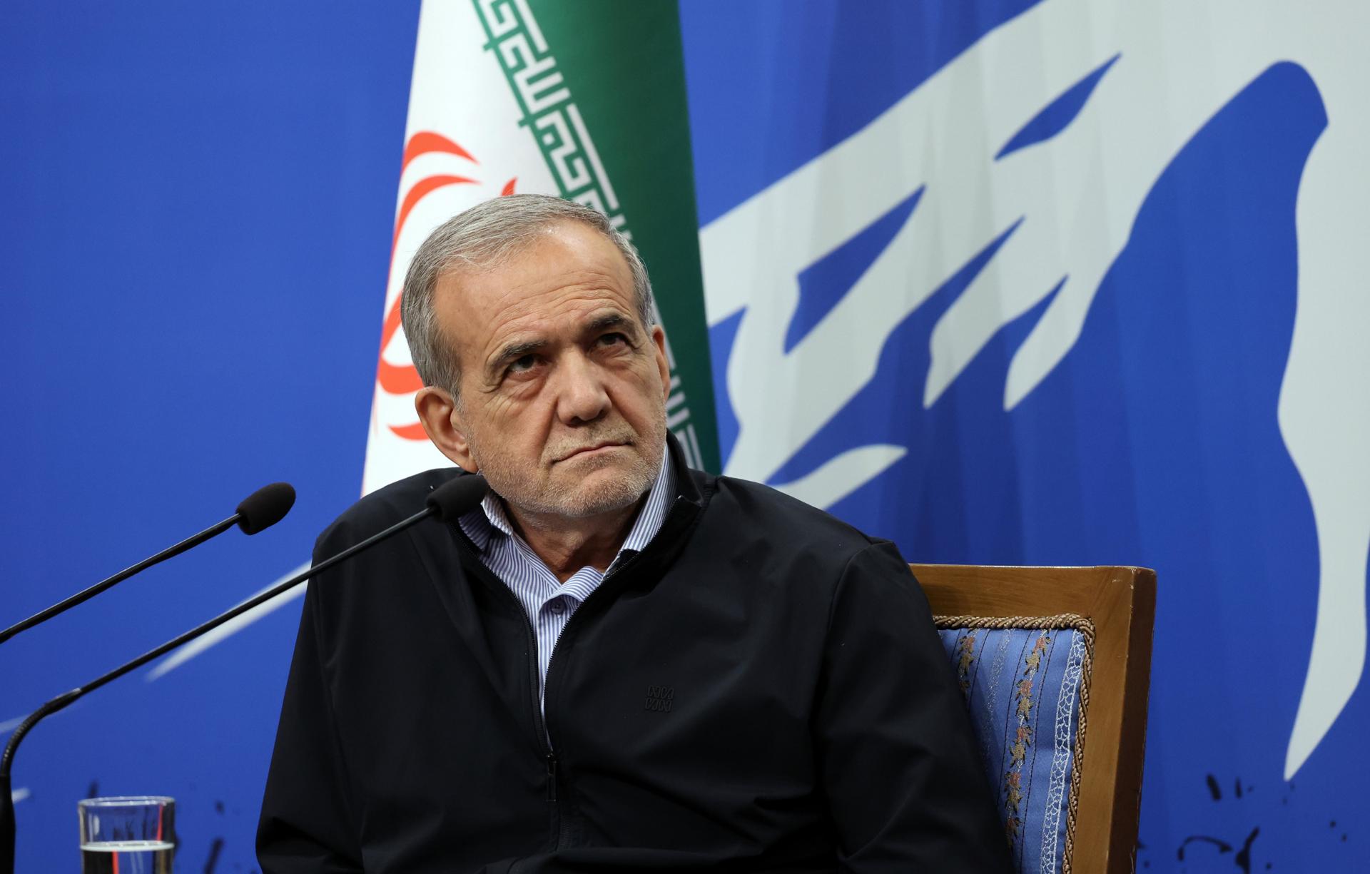 Foto de archivo del presidente iraní, Masud Pezeshkian, durante una conferencia de prensa con medios locales y extranjeros en Teherán, Irán, el 16 de septiembre de 2024. EFE/EPA/ABEDIN TAHERKENAREH
