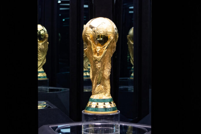 Fotografía de Carlos Ramírez, en la que puede verse en una imagen de archivo del pasado 3 de mayo el trofeo de la Copa Mundial de la FIFA 2026. EFE
