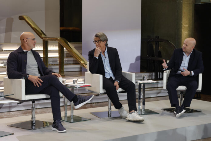 El seleccionador nacional de fútbol, Luis de la Fuente (2i), durante la entrevista con los periodistas Luis Villarejo (d), de la Agencia EFE; Juan Carlos Rivero (c), de TVE, en una nueva entrega de 'Los Desayunos' de la Agencia EFE y RTVE, este martes en Madrid. EFE/J.J. Guillén
