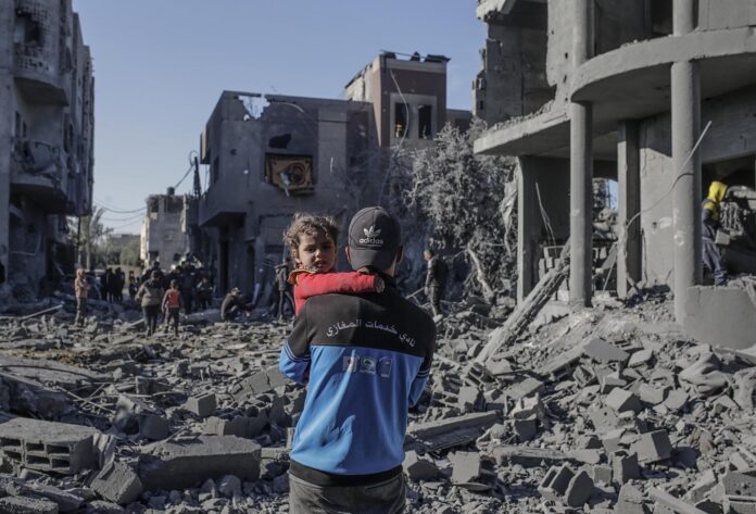 Imagen de archivo de una casa destruida por un ataque israelí en el campo de refugiados de Maghazi. EFE/EPA/MOHAMMED SABER

