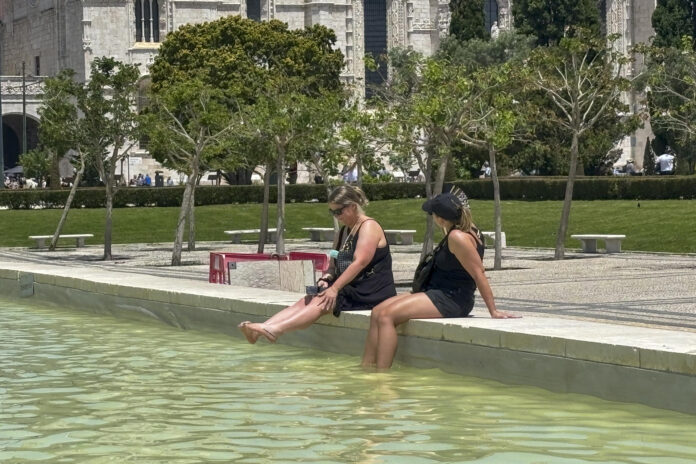 Las temperaturas llegarán hasta los 38 grados centígrados este martes en Portugal en plena ola de calor, que tiene con aviso amarillo a siete regiones del centro y el sur del país y que, según la previsión meteorológica, se alargará, al menos, hasta el jueves. EFE/ Blas Díaz
