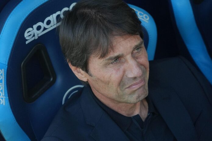 El entrenador del Nápoles, Antonio Conte, durante un partido el pasado 24 de mayo. EFE/ CESARE ABBATE
