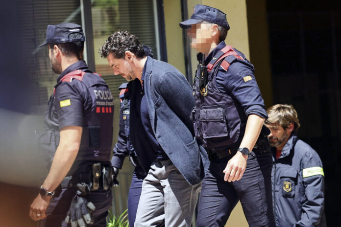 Imagen de archivo de Jonathan Andic, hijo del fundador de Mango, Isak Andic, a su llegada a los juzgados, tras ser detenido, para comparecer ante la jueza que instruye la causa por la muerte de su padre. EFE/Alejandro García
