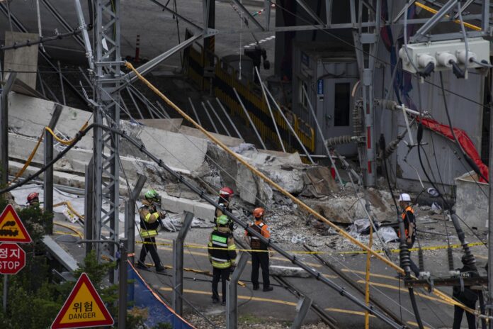 El derrumbe de una estructura durante las obras de retirada de un paso elevado en una zona concurrida del centro de Seúl que ha dejado varias víctimas.
EFE/EPA/JEON HEON-KYUN
