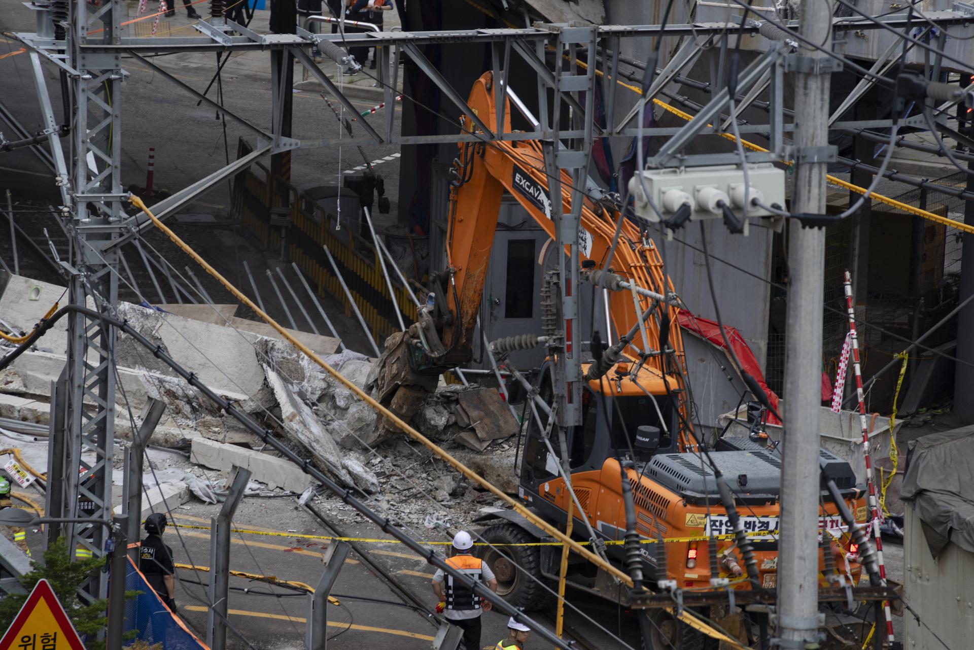 El derrumbe de una estructura durante las obras de retirada de un paso elevado en una zona concurrida del centro de Seúl que ha dejado varias víctimas.
EFE/EPA/JEON HEON-KYUN
