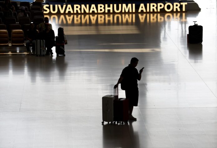 Fotografía de archivo, tomada el 04/05/2026, que muestra a un pasajero en el aeropuerto de Suvarnabhumi que sirve a Bangkok, en Tailandia. EFE/EPA/RUNGROJ YONGRIT

