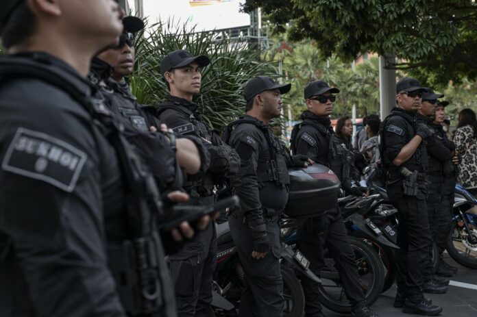 Fotografía de archivo, tomada el 26/10/2025, que muestra a policías de Malasia en Kuala Lumpur. EFE/EPA/AFFAN FAUZI
