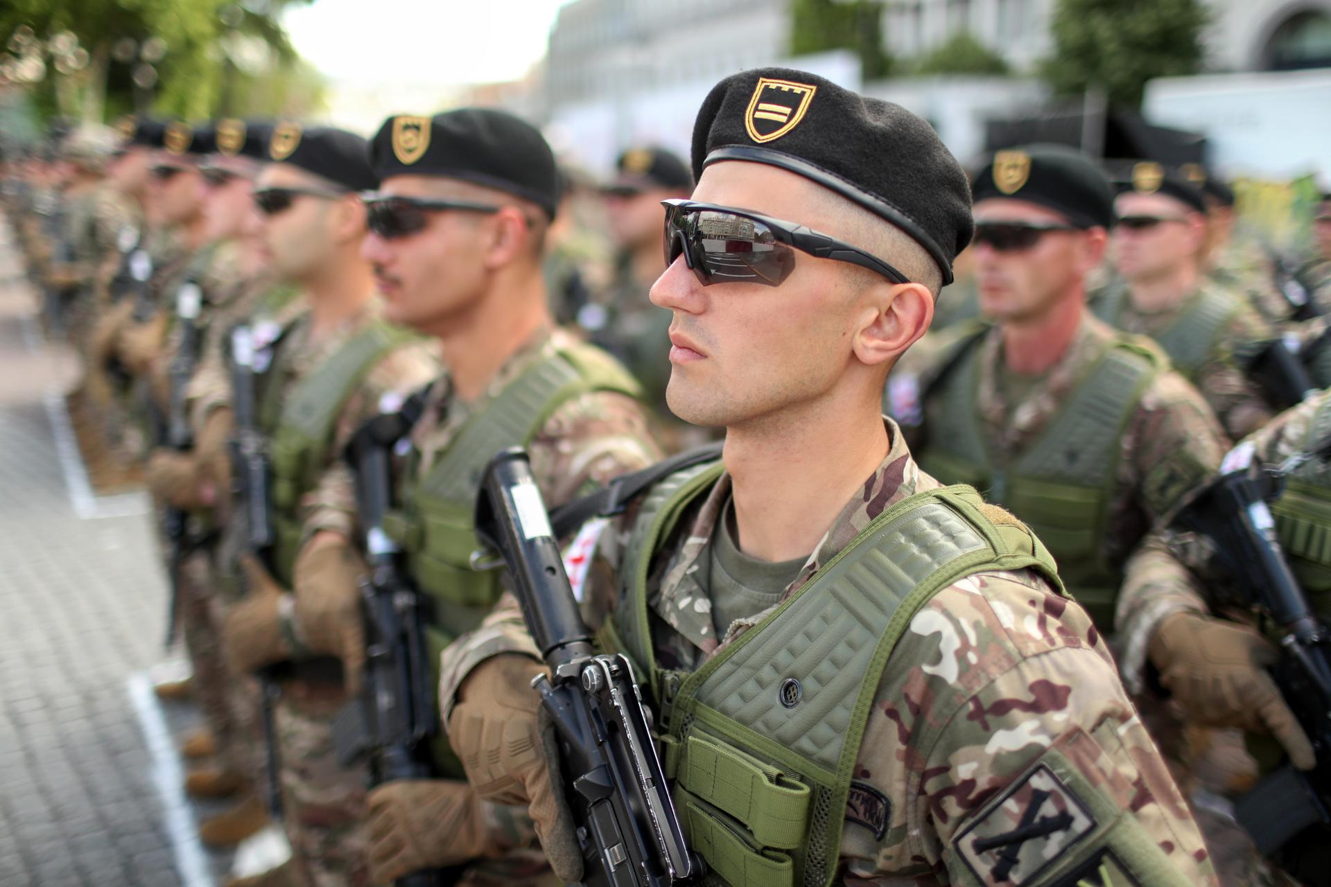 Soldados georgianos durante un desfile militar con motivo del Día de la Independencia del país en Tiflis, Georgia, el 26 de mayo de 2026. EFE/EPA/DAVID MDZINARISHVILI
