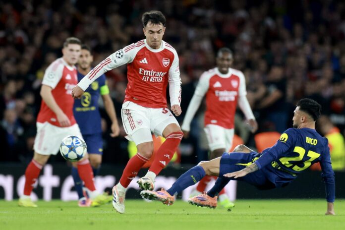 El jugador del Arsenal, Martin Zubimendi, durante un partido de Liga de Campeones ante el Atlético de Madrid el pasado 21 de octubre. EFE/EPA/NEIL HALL
