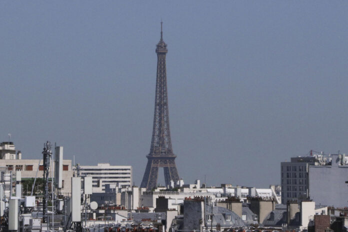 La ola de calor que afecta a Francia dejó al menos siete muertos, entre ellos dos personas que fallecieron mientras hacían deporte y cinco por ahogamiento, informó este martes la portavoz del Gobierno francés, Maud Bregeon, en un día en que varias regiones del oeste del país están en alerta naranja por canícula. EFE/ Edgar Sapiña Manchado
