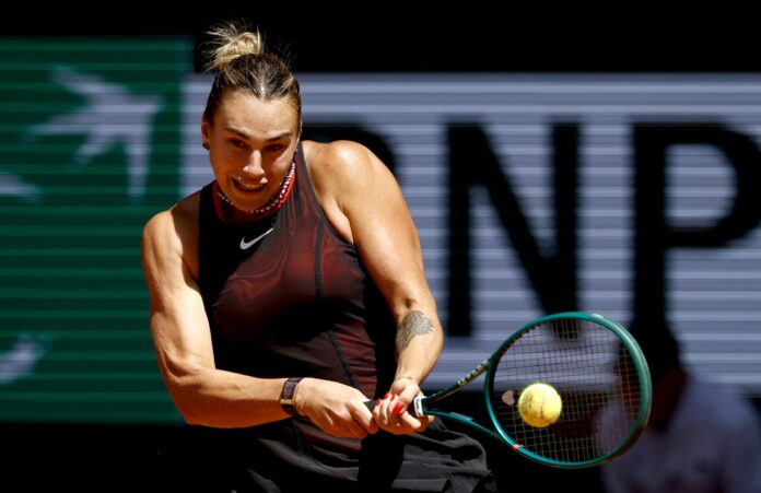 La tenista bielorrusa Aryna Sabalenka, durante su partido de primera ronda de Roland Garros contra la española Jessica Bouzas, disputado este martes. EFE/Yoan Valat
