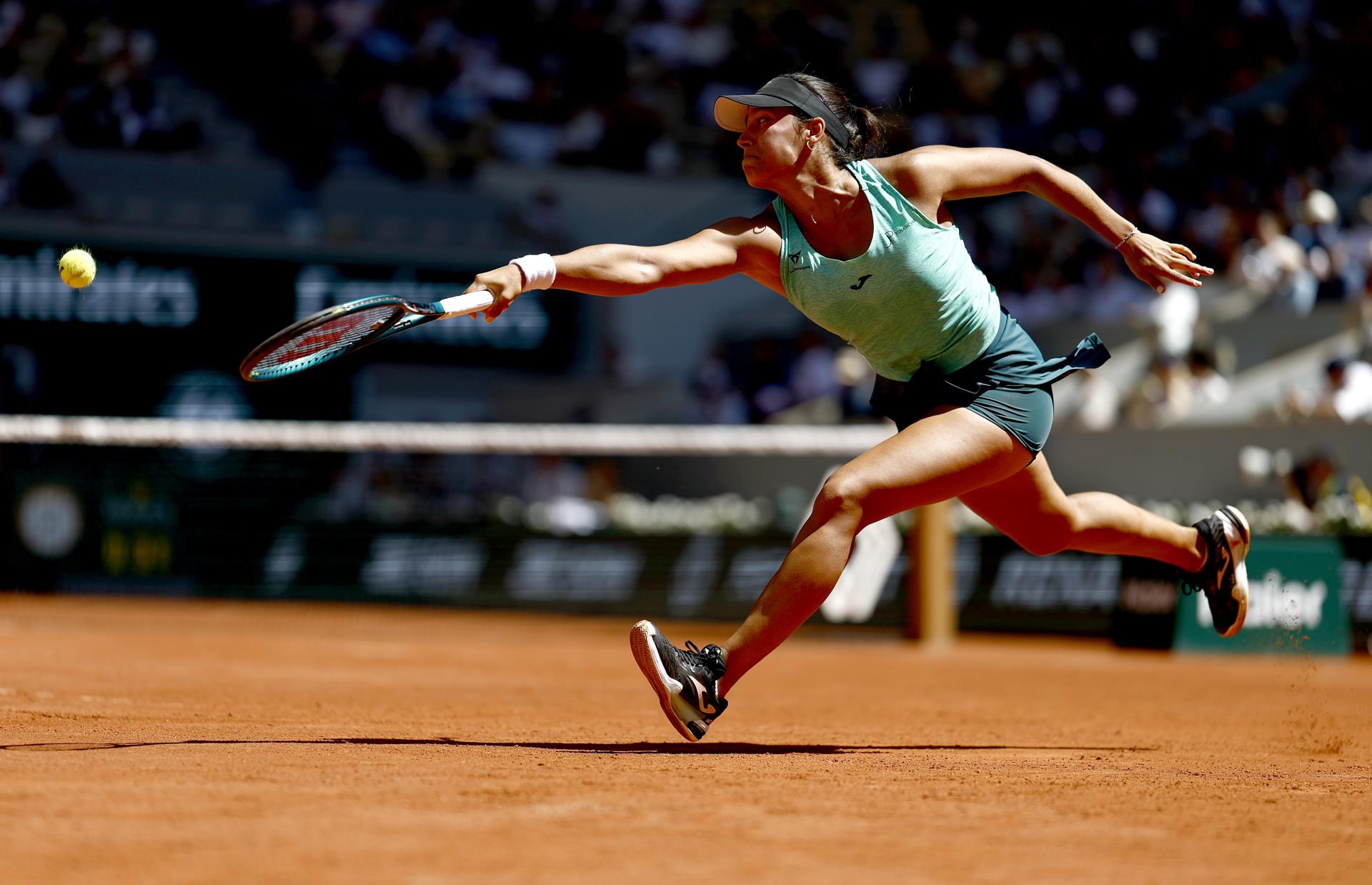 La tenista española Jessica Bouzas Maneiro, durante su partido de primera ronda de Roland Garros contra la bielorrusa Aryna Sabalenka, disputado este martes. EFE/ YOAN VALAT