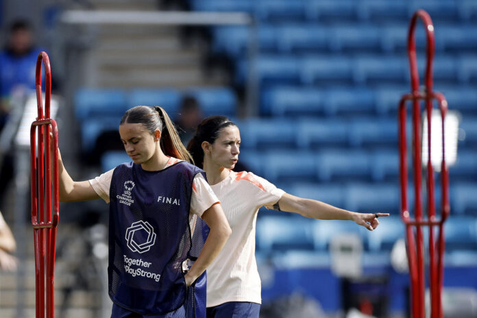 Las futbolistas del FC Barcelona Clara Serrajordi y Aitana Bonmatí, durante un entrenamiento el pasado 22 de mayo. EFE/ Alberto Estevez
