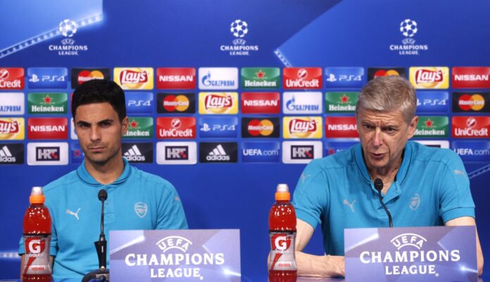 Arsene Wenger y Arteta, juntos en una rueda de prensa de la Liga de Campeones en 2025, cuando el primero entrenador y el segundo jugador del Arsenal. EFE/Antonio Bat
