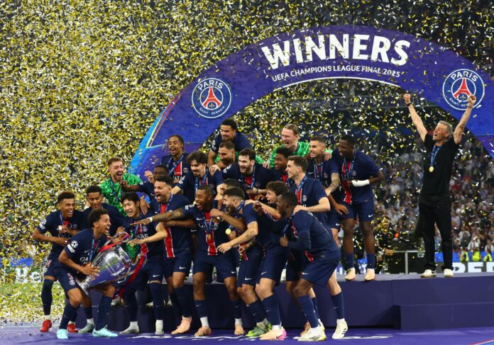 Los jugadores del París Saint Germain celebran el título de la Liga de Campeones la pasada campaña. EFE/EPA/ANNA SZILAGYI
