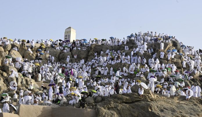 Peregrinos musulmanes se congregan en Jabal al-Rahmah (Monte de la Misericordia) en la región de Arafat, cerca de La Meca, Arabia Saudita, el 26 de mayo de 2026. Según las autoridades saudíes, más de 1,5 millones de peregrinos del extranjero habían llegado al país para realizar el Hajj en 2026. (Arabia Saudita, La meca) EFE/EPA/STRINGER
