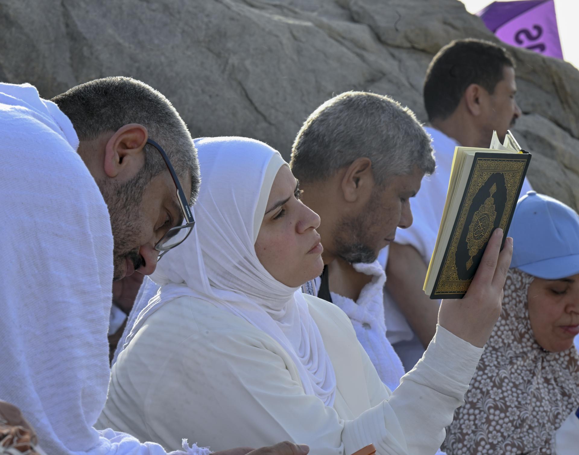 Un peregrino musulmán lee el Corán en Jabal al-Rahmah (Monte de la Misericordia) en la región de Arafat, cerca de La Meca, Arabia Saudita, el 26 de mayo de 2026. Según las autoridades saudíes, más de 1,5 millones de peregrinos del extranjero habían llegado al país para realizar el Hajj en 2026. (Arabia Saudita, La Meca) EFE/EPA/STRINGER