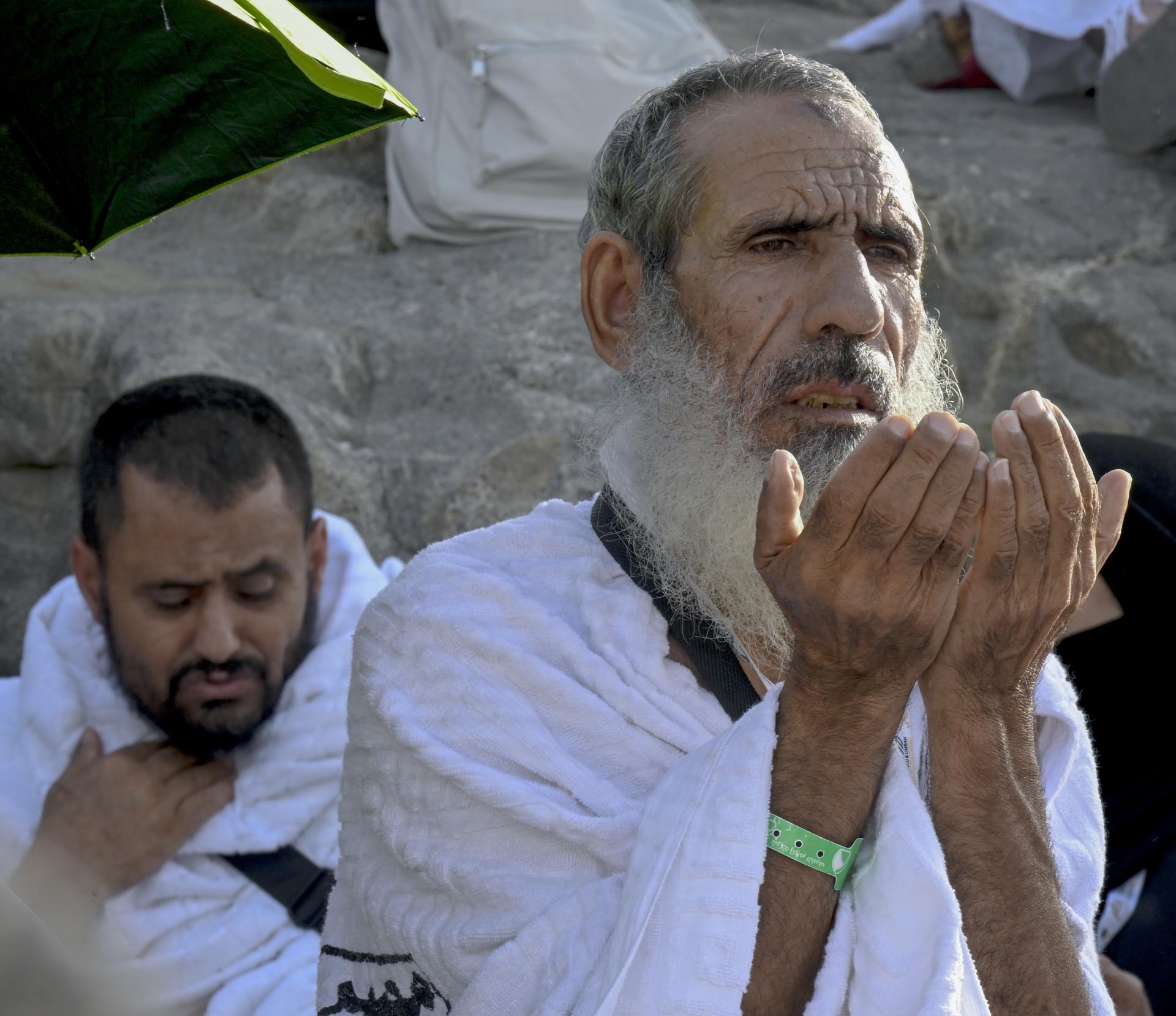Un peregrino musulmán reza en Jabal al-Rahmah (Monte de la Misericordia) en la región de Arafat, cerca de La Meca, Arabia Saudita, el 26 de mayo de 2026. Según las autoridades sauditas, más de 1,5 millones de peregrinos del extranjero habían llegado al país para realizar el Hajj en 2026. (Arabia Saudita, La Meca) EFE/EPA/STRINGER