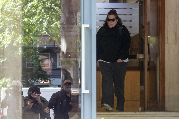 Una de las hijas del expresidente del Gobierno José Luis Rodríguez Zapatero a su salida de la sede de su empresa tras el registro efectuado por la Unidad de Delincuencia Económica y Fiscal (UDEF) de la Policía Nacional, este martes en Madrid. Operación Tíbet ha sido el nombre con el que han bautizado los cuatro registros policiales simultáneos practicados este martes en busca de pruebas sobre la presunta trama de tráfico de influencias por la que un juez ha acordado imputar por primera vez en democracia a un expresidente del Gobierno, José Luis Rodríguez Zapatero. EFE/Fernando Villar
