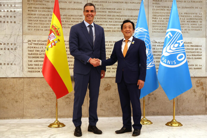 Encuentro que el presidente de Gobierno, Pedro Sánchez, ha mantenido con el director general de la Organización de las Naciones Unidas para Alimentación y la Agricultura (FAO), Dongyu Qu (d), en la sede de la FAO en Roma, este martes. EFE/Fernando Calvo/Moncloa SOLO USO EDITORIAL/SOLO DISPONIBLE PARA ILUSTRAR LA NOTICIA QUE ACOMPAÑA (CRÉDITO OBLIGATORIO)
