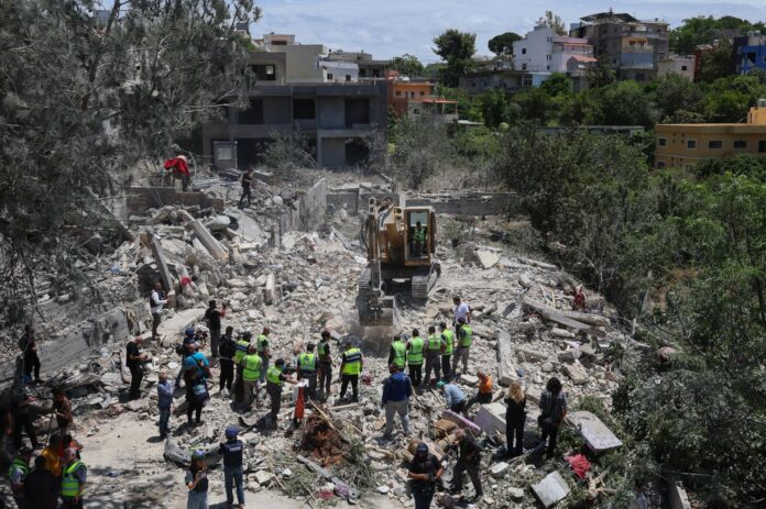 Trabajadores de rescate libaneses buscan entre los escombros a víctimas de una casa destruida un día después de que un ataque aéreo israelí golpeara la aldea de Deir Qanoun al Nahr, Líbano, 20 de mayo de 2026. Según la Unidad de Gestión de Desastres del gobierno libanés, los ataques israelíes en el sur del Líbano mataron a 19 personas hasta el 20 de mayo de 2026. Más de 31.450 familias se han visto desplazadas internamente en refugios colectivos en el Líbano desde que comenzó la escalada el 2 de marzo, mientras que los ataques israelíes en todo el Líbano han matado a más de 3.045 personas y herido a más de 9.310 más desde el inicio de las hostilidades renovadas entre Israel y Hezbolá. (Líbano, Hizbulá/Hezbolá) EFE/EPA/WAEL HAMZEH

