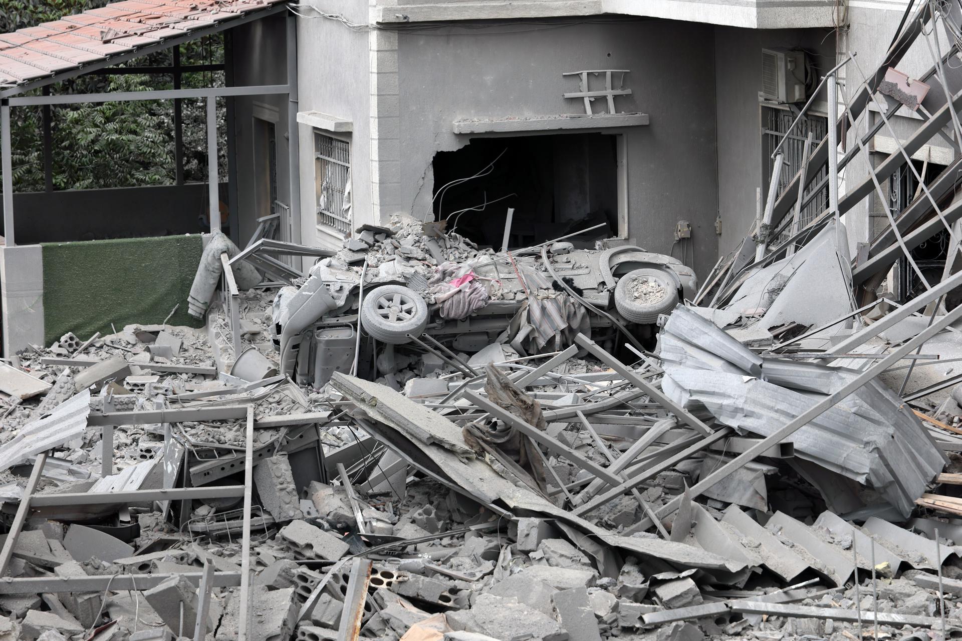 - Daños en el sitio de un centro de paramédicos de Hezbolá reportado un día después de que un ataque aéreo israelí impactara en la aldea de Maashouk, sur del Líbano, 20 de mayo de 2026. Según la Unidad de Gestión de Desastres del gobierno libanés, los ataques israelíes en el sur del Líbano mataron a 19 personas hasta el 20 de mayo de 2026. Más de 31.450 familias han sido desplazadas internamente en refugios colectivos en el Líbano desde que comenzó la escalada el 2 de marzo, mientras que los ataques israelíes en todo el Líbano han matado a más de 3.045 personas y herido a más de 9.310 más desde el inicio de las renovadas hostilidades entre Israel y Hezbolá. (Líbano, Hizbulá/Hezbolá) EFE/EPA/WAEL HAMZEH
