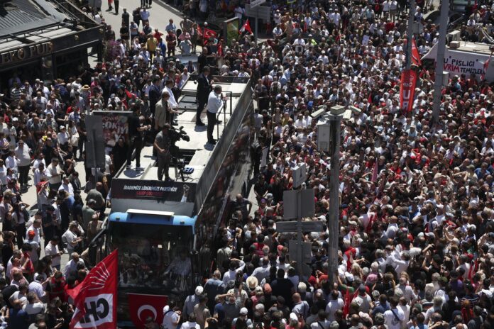 La gente se congrega alrededor de un autobús que transporta a Ozgur Ozel, líder del principal partido de oposición Partido Republicano del Pueblo (CHP), durante un mitin en Izmir, Turquía, el 26 de mayo de 2026. El 21 de mayo, un tribunal de apelación turco anuló el congreso del partido de 2023 que eligió a Ozgur Ozel, citando irregularidades, y restituyó al expresidente Kemal Kilicdaroglu. (Protestas, Turquía) EFE/EPA/STRINGER
