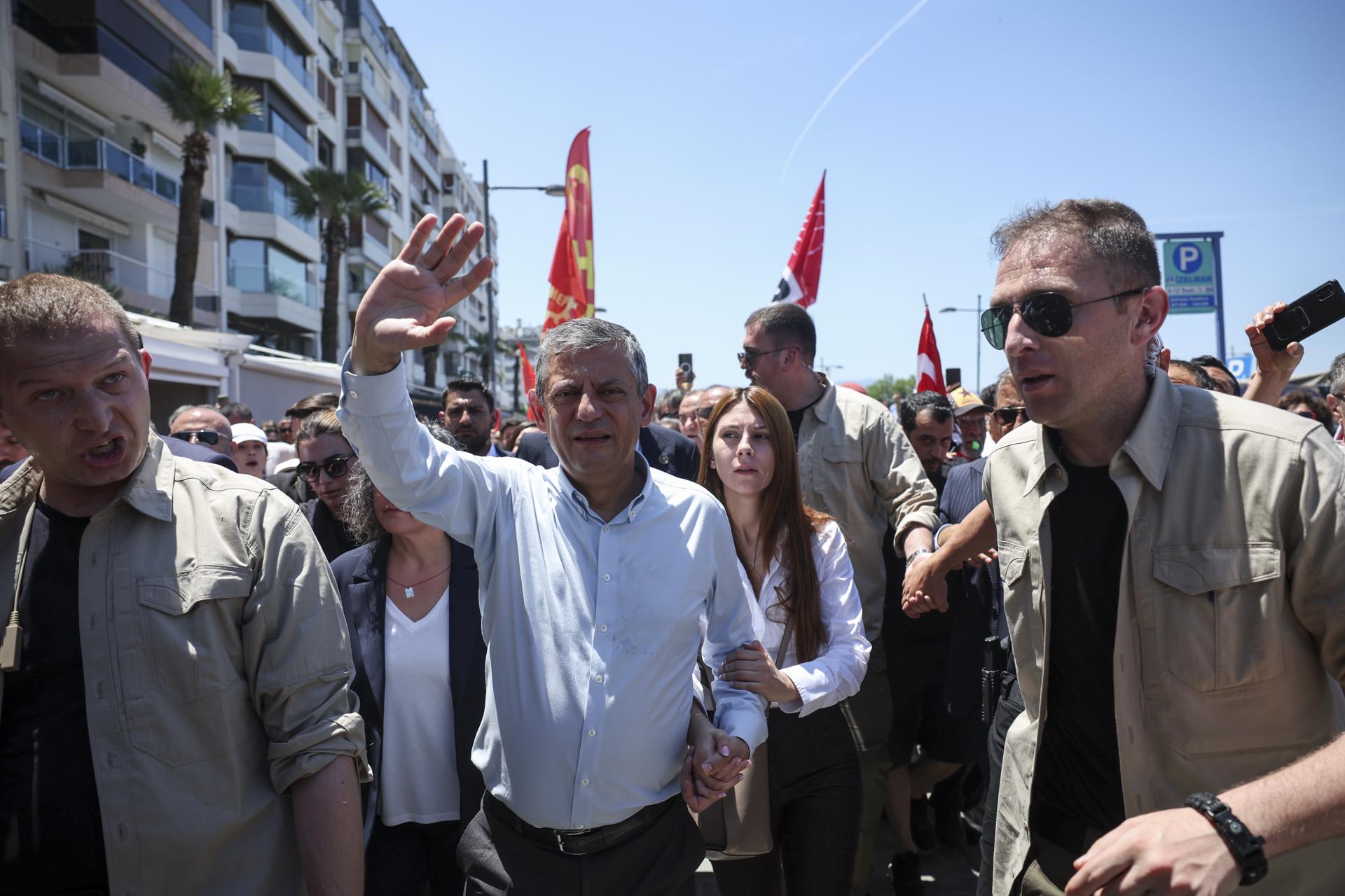El líder de la oposición, Ozgur Ozel, saluda a la multitud durante un mitin en Izmir, Turquía, el 26 de mayo de 2026. El 21 de mayo, un tribunal de apelación turco anuló el congreso del partido de 2023 que eligió a Ozgur Ozel, citando irregularidades, y restituyó al expresidente Kemal Kilicdaroglu. (Protestas, Turquía) EFE/EPA/STRINGER
