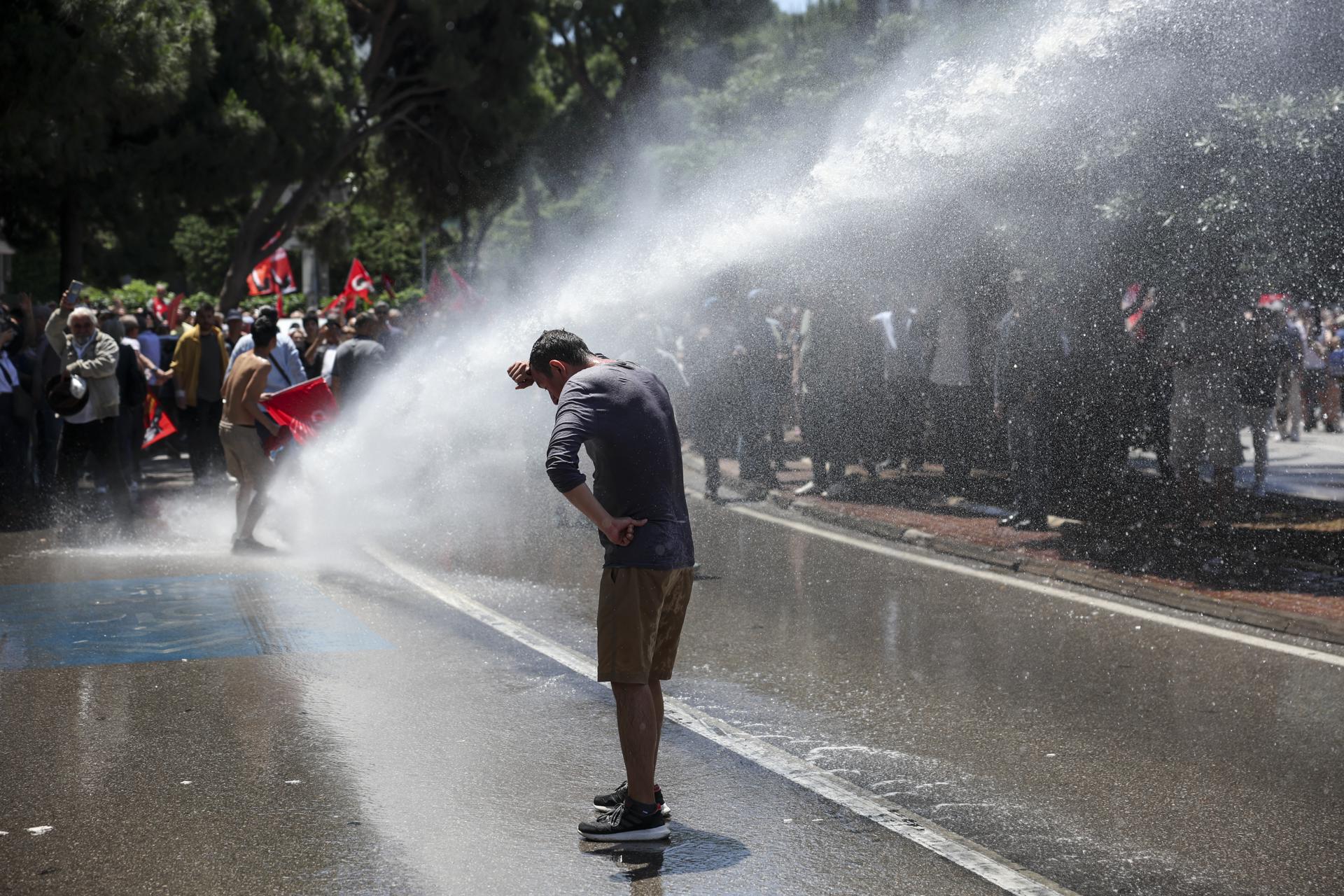 La policía antidisturbios turca utiliza cañones de agua para dispersar a los manifestantes reunidos en una manifestación liderada por Ozgur Ozel, líder del principal partido de oposición Partido Republicano del Pueblo (CHP), en Izmir, Turquía, el 26 de mayo de 2026. El 21 de mayo, un tribunal de apelación turco anuló el congreso del partido de 2023 que eligió a Ozgur Ozel, citando irregularidades, y restituyó al expresidente Kemal Kilicdaroglu. (Protestas, Turquía) EFE/EPA/STRINGER
