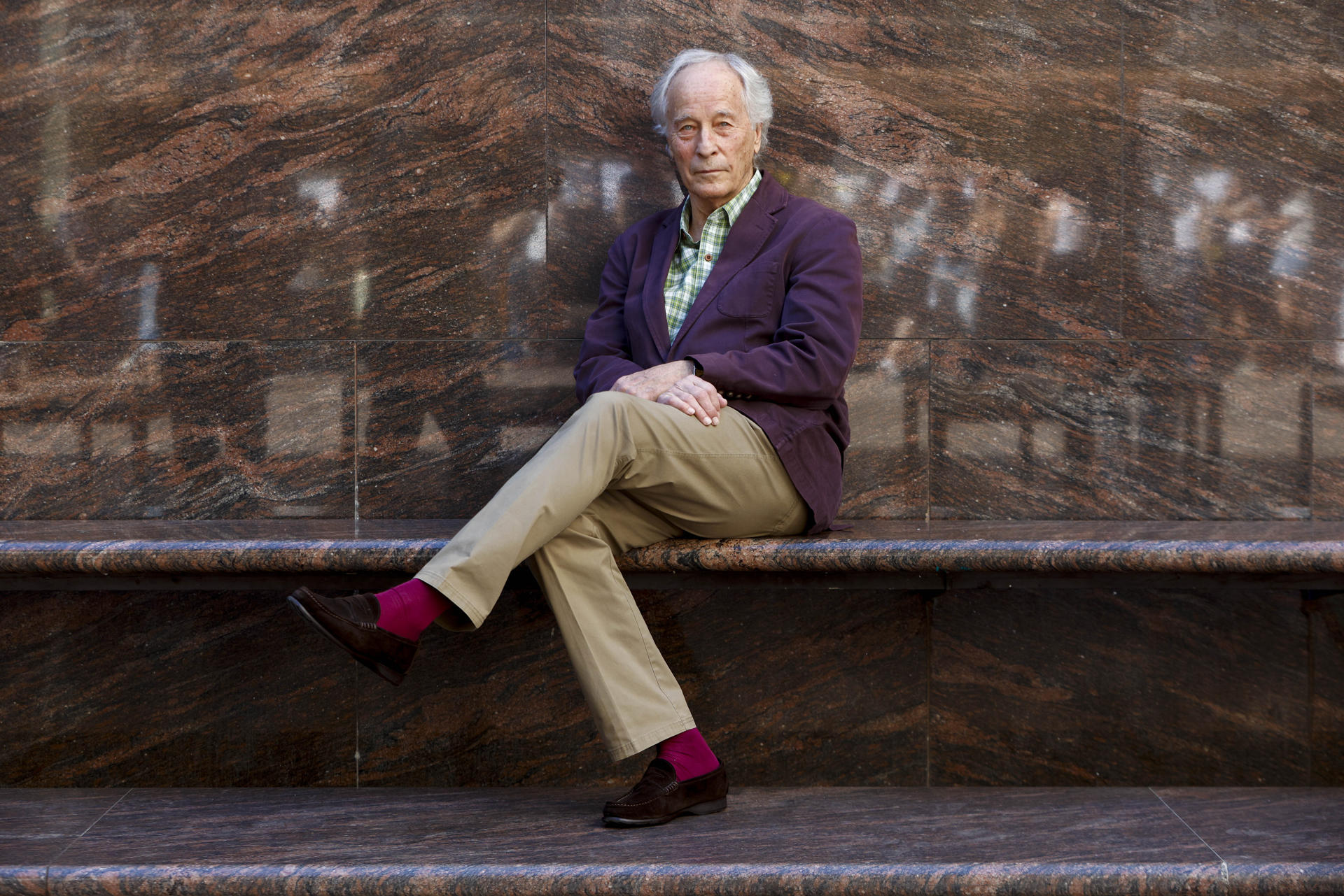 El escritor estadounidense Richard Ford ha explicado este martes a los medios en la presentación de 'En palabras sencillas', su último libro, que, si no se "muere antes", publicará una novela en tono de comedia sobre el deseo de un hombre de morir mediante eutanasia asistida rodeado de familiares y amigos. EFE/Quique García
