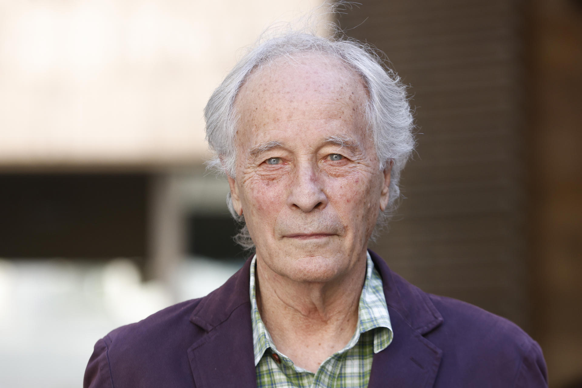 El escritor estadounidense Richard Ford ha explicado este martes a los medios en la presentación de 'En palabras sencillas', su último libro, que, si no se "muere antes", publicará una novela en tono de comedia sobre el deseo de un hombre de morir mediante eutanasia asistida rodeado de familiares y amigos. EFE/Quique García
