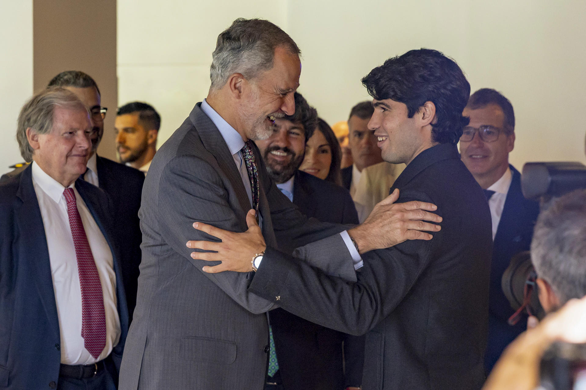 El rey Felipe VI (c), acompañado por el presidente de la Fundación Premios Princesa de Girona, Francisco Belil (i), saluda al tenista Carlos Alcaraz (d), durante el acto central del Tour del Talento de la Fundación Princesa de Girona celebrado este martes en el Auditorio Víctor Villegas de Murcia. EFE/Marcial Guillen
