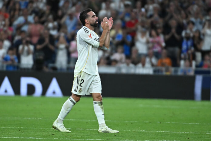 El defensa del Real Madrid Dani Carvajal en los minutos finales del partido de la última jornada de LaLiga que Real Madrid y Athletic Club disputaron este sábado en el estadio Santiago Bernabéu. EFE/Fernando Villar
