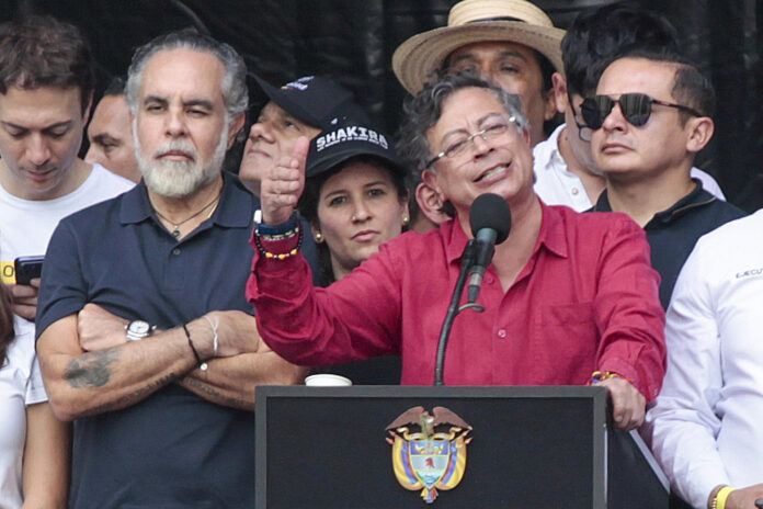 Fotografía de archivo del 1 de mayo de 2026 que muestra al presidente de Colombia, Gustavo Petro (c), pronunciando un discurso en Medellín (Colombia). EFE/ STR
