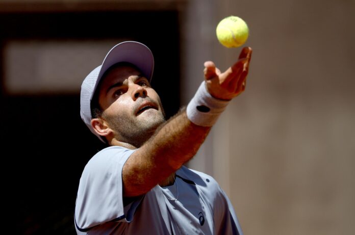 El tenista argentino Facundo Díaz Acosta, durante su partido de primera ronda de Roland Garros contra el chino Zhang Zhizhen, este martes. EFE/YOAN VALAT
