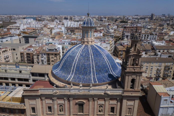 - Vista general de la cúpula de la Iglesia de las Escuelas Pías, galardonada en los Premios Europa Nostra, tras una compleja intervención con más de 35.000 tejas, un andamio diseñado para no tocar la estructura original y trabajos a más de 40 metros de altura para restaurar una de las cúpulas más grandes de España. EFE/ Biel Aliño
