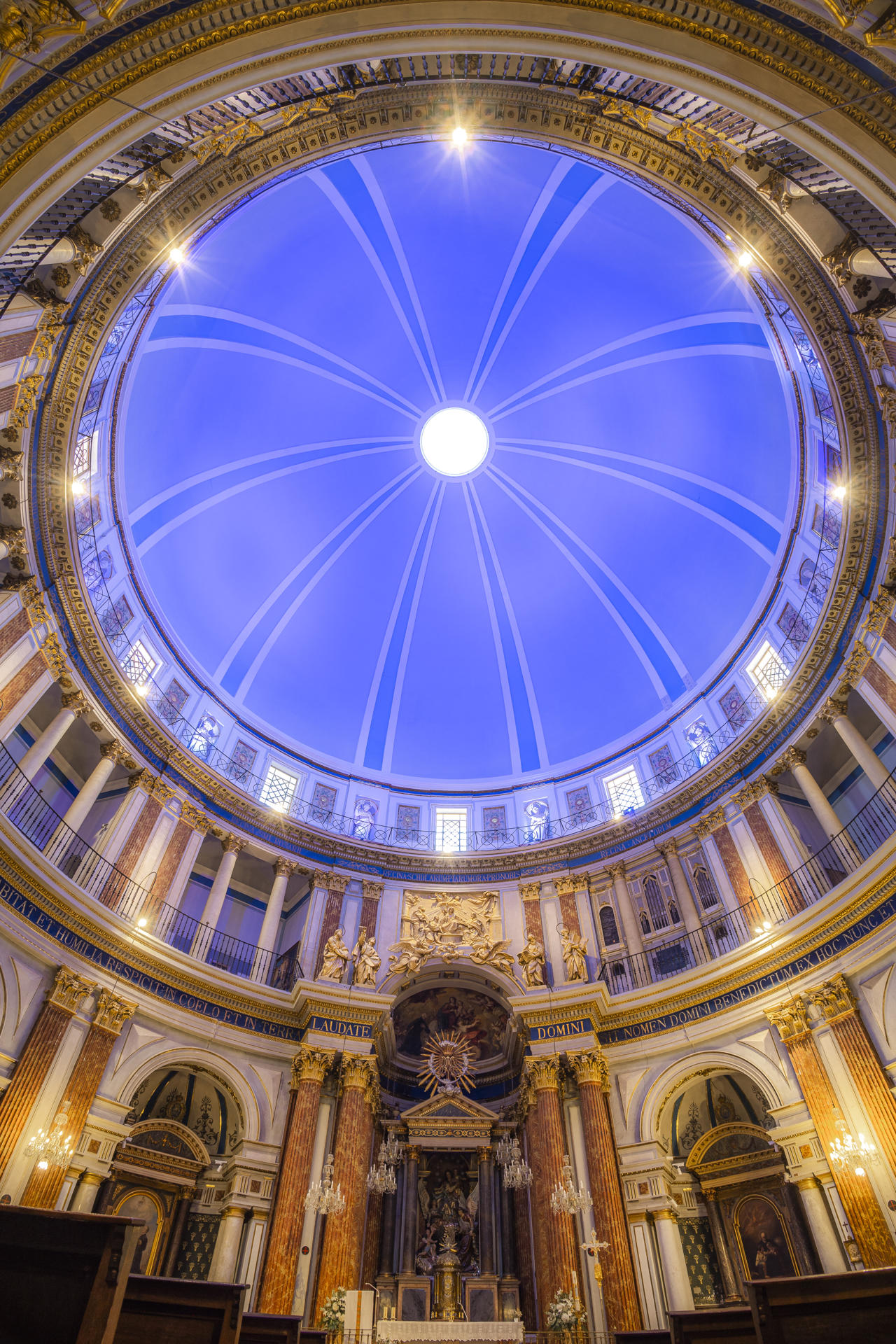 .- Vista general de la cúpula de la Iglesia de las Escuelas Pías, galardonada en los Premios Europa Nostra, tras una compleja intervención con más de 35.000 tejas, un andamio diseñado para no tocar la estructura original y trabajos a más de 40 metros de altura para restaurar una de las cúpulas más grandes de España. EFE/ Biel Aliño