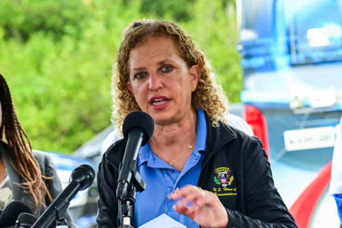 La congresista federal, Debbie Wasserman Schultz, habla en una rueda de prensa. Imagen de archivo. EFE/ Giorgio Viera
