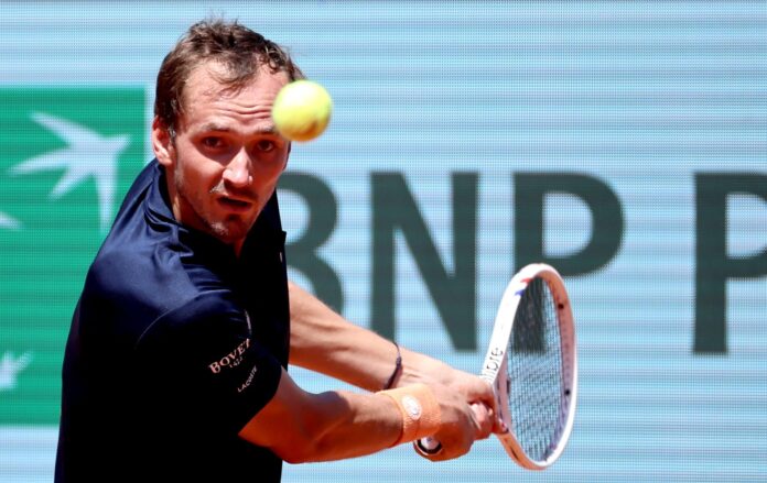 El tenista ruso Daniil Medvedev, durante su partido de primera ronda de Roland Garros, disputado este lunes contra el australiano Adam Walton. EFE/ CHRISTOPHE PETIT TESSON
