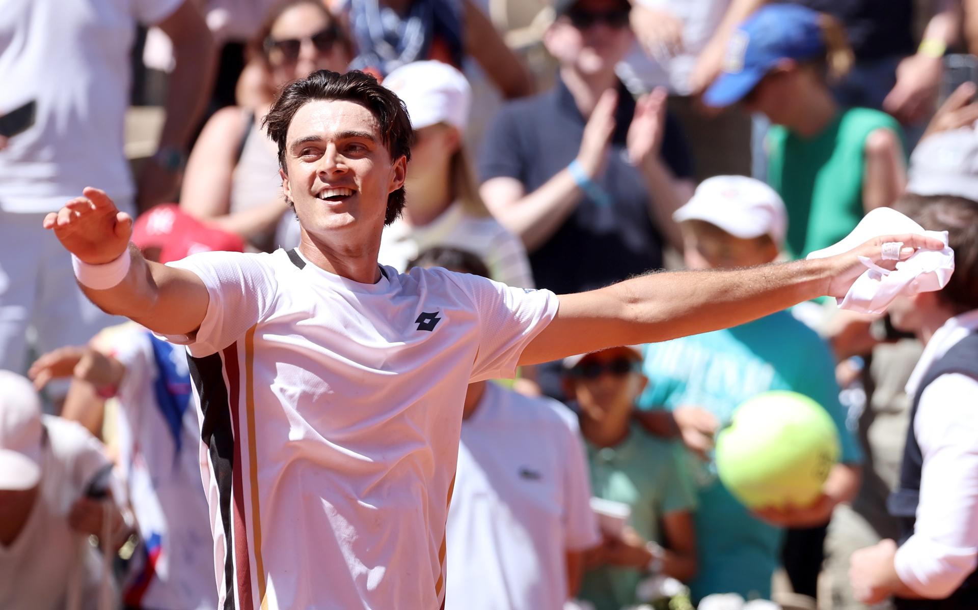 El tenista australiano Adam Walton celebra su victoria en primera ronda de Roland Garros ante el ruso Daniil Medvedev, este martes. EFE/ CHRISTOPHE PETIT TESSON