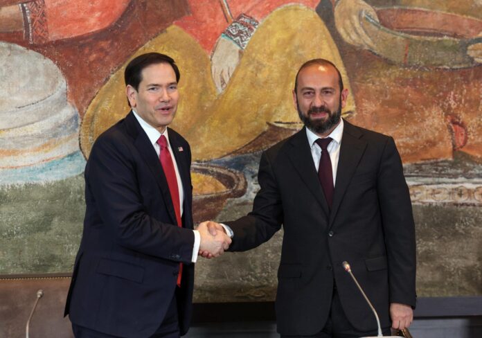 El Secretario de Estado de EE. UU. Marco Rubio (i) y el Ministro de Asuntos Exteriores de Armenia, Ararat Mirzoyan, se dan la mano durante una reunión en el Aeropuerto Internacional de Zvartnots en Ereván, Armenia, el 26 de mayo de 2026. EFE/EPA/HAYK BAGHDASARYAN
