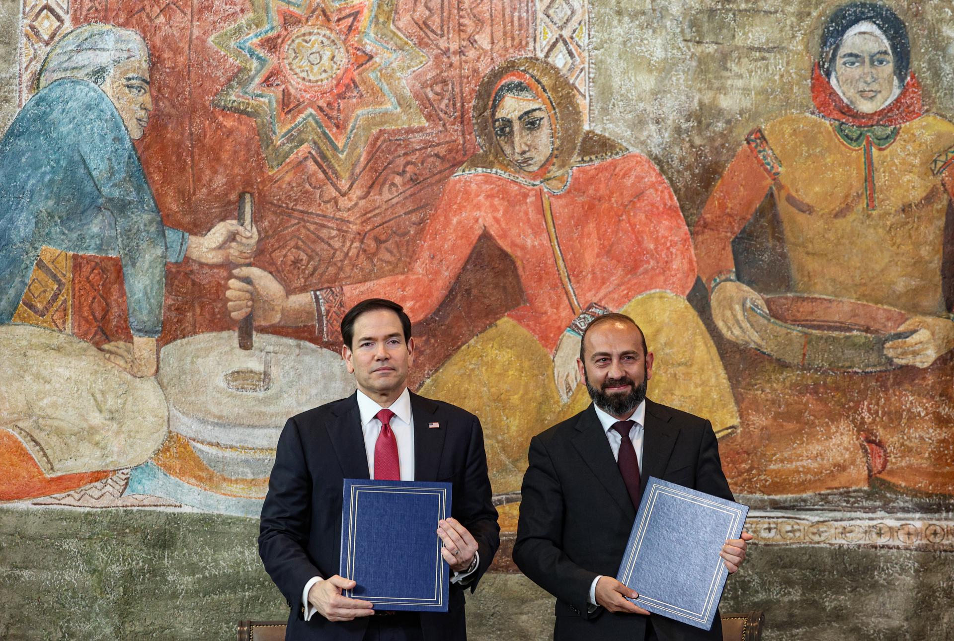 El Secretario de Estado de EE. UU., Marco Rubio (I), y el Ministro de Asuntos Exteriores de Armenia, Ararat Mirzoyan, asisten a una ceremonia de firma durante una reunión en el Aeropuerto Internacional de Zvartnots en Ereván, Armenia, 26 de mayo de 2026. EFE/EPA/HAYK BAGHDASARYAN