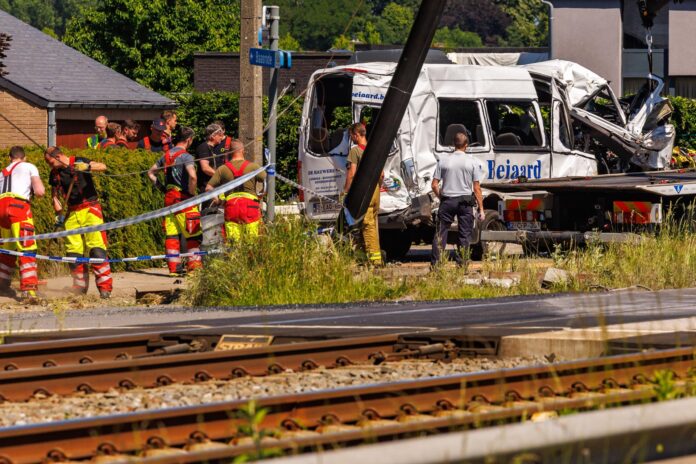 La furgoneta destrozada es remolcada en el lugar de una colisión entre un tren y un minibús escolar en un cruce de ferrocarril en Buggenhout, Bélgica, 26 de mayo de 2026. Según declaraciones del Ministro de Movilidad belga Jean-Luc Crucke y autoridades locales, cuatro personas, incluidos dos niños, murieron y varias más resultaron gravemente heridas tras la colisión entre un tren y un minibús escolar para necesidades especiales el 26 de mayo. (Bélgica) EFE/EPA/OLIVIER MATTHYS
