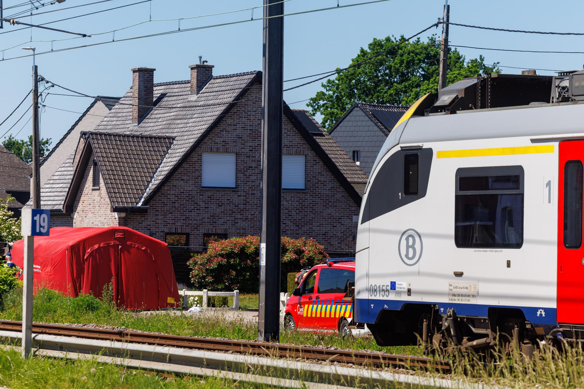 Un vehículo de los servicios de emergencia se encuentra estacionado en el lugar de un accidente entre un tren y un minibús escolar en un cruce de ferrocarril en Buggenhout, Bélgica, el 26 de mayo de 2026. Según declaraciones del Ministro de Movilidad belga Jean-Luc Crucke y de las autoridades locales, cuatro personas, incluidos dos niños, han fallecido y varias más han resultado gravemente heridas tras la colisión entre un tren y un minibús escolar para necesidades especiales el pasado 26 de mayo. (Bélgica) EFE/EPA/OLIVIER MATTHYS