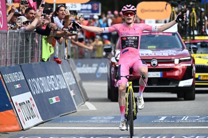El danés Jonas Vingegaard (Visma Lease) alzó los brazos por cuarta vez imponiéndose en solitario en la decimosexta etapa del Giro de Italia, disputada entre Bellinzona y la cima de Carì, de 113 km, un recital que le permitió reforzar aún más la maglia rosa. EFE/EPA/LUCA ZENNARO

