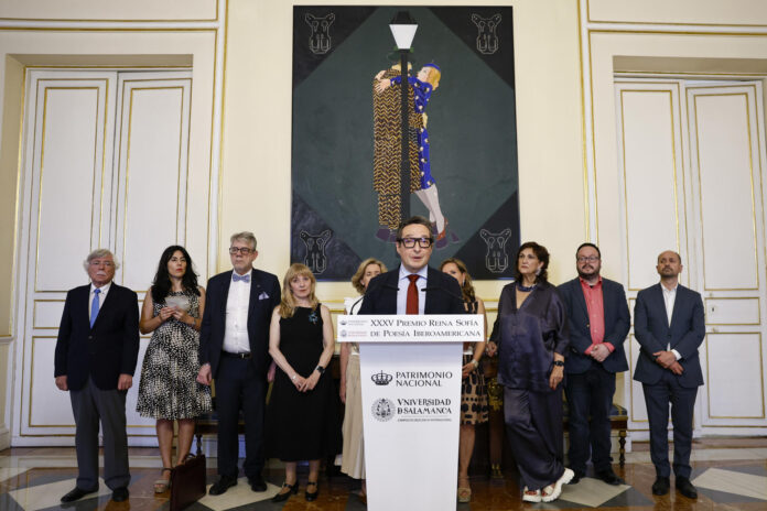 -Juan Manuel Corchado, rector de la Universidad de Salamanca (USAL), durante el anuncio del ganador del XXXV Premio Reina Sofía de Poesía Iberoamericana, el valenciano Jaime Siles. El jurado ha reconocido a un poeta que cumple “el ideal renacentista de artista total”, que representa la experiencia poética en el margen de la reflexión filosófica y la poesía de pensamiento crítico, este martes en Madrid.-EFE/ Sergio Pérez
