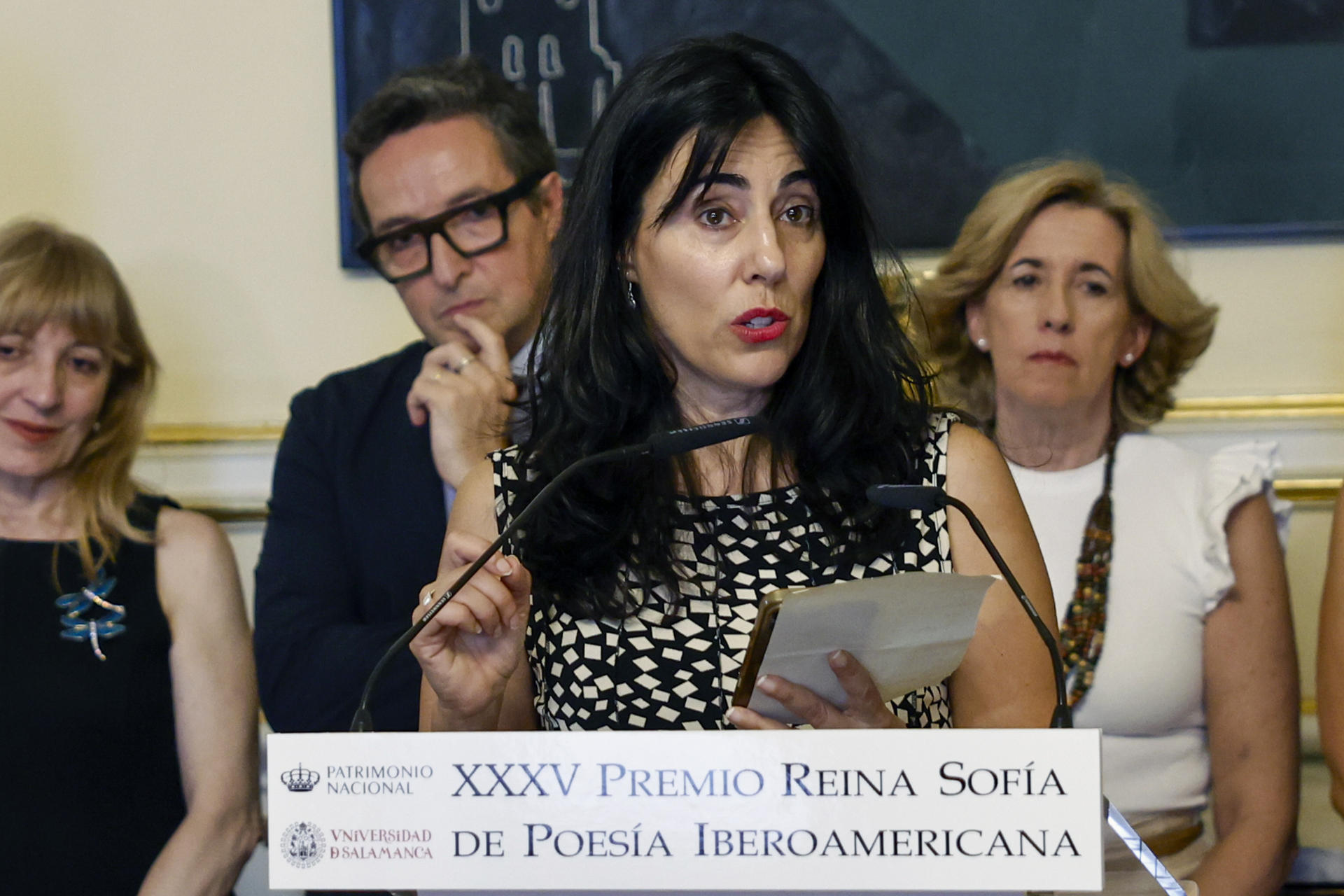 .-La poeta Raquel Lanseros lee un poema del ganador del XXXV Premio Reina Sofía de Poesía Iberoamericana, el valenciano Jaime Siles. El jurado ha reconocido a un poeta que cumple “el ideal renacentista de artista total”, que representa la experiencia poética en el margen de la reflexión filosófica y la poesía de pensamiento crítico, este martes en Madrid.-EFE/ Sergio Pérez